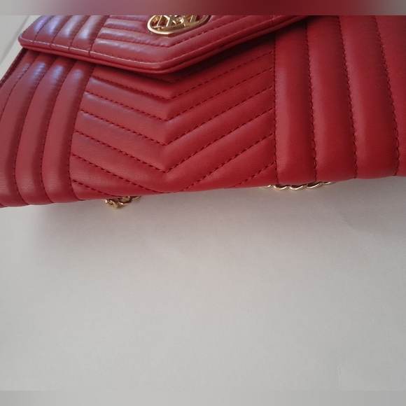 Badgley Mischka V Quilting Center Crossbody Clutch with Gold Chain - Picture 7 of 8